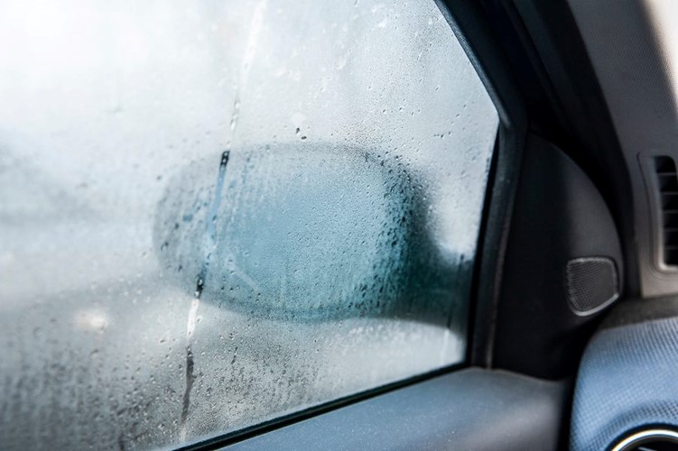 How Cold Weather Affects Auto Glass and What You Can Do